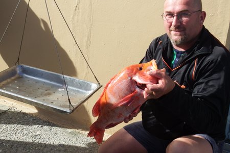 Salmon Herselman met sy Rooi Roman (2.55kg) as swaarste vis, met ook die swaarste sak wat deur hom ingepalm is  